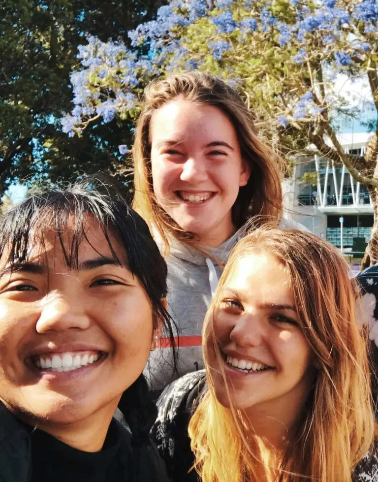 Youth Ministry - picture of teenage girls
